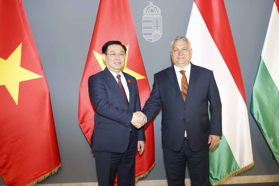 Chủ tịch Quốc hội Vương Đình Huệ và Thủ tướng Hungary Viktor Orbán. (Ảnh: Doãn Tấn/TTXVN)