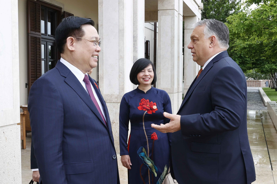 Chủ tịch Quốc hội Vương Đình Huệ và Thủ tướng Hungary Viktor Orbán. (Ảnh: Doãn Tấn/TTXVN)