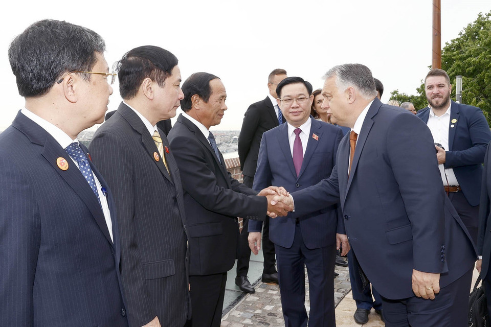 Chủ tịch Quốc hội Vương Đình Huệ giới thiệu với Thủ tướng Hungary Viktor Orbán các thành viên Đoàn đại biểu Việt Nam. (Ảnh: Doãn Tấn/TTXVN)