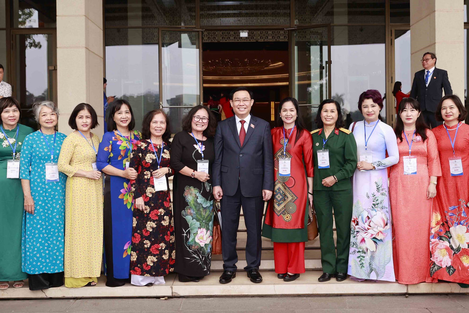 Chủ tịch Quốc hội Vương Đình Huệ với các nhà báo nữ tiêu biểu. (Ảnh: Doãn Tấn/TTXVN)