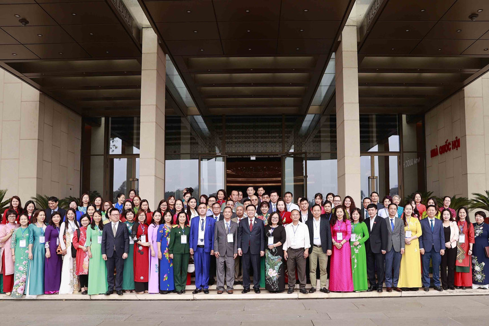 Chủ tịch Quốc hội Vương Đình Huệ với đại biểu. (Ảnh: Doãn Tấn/TTXVN)