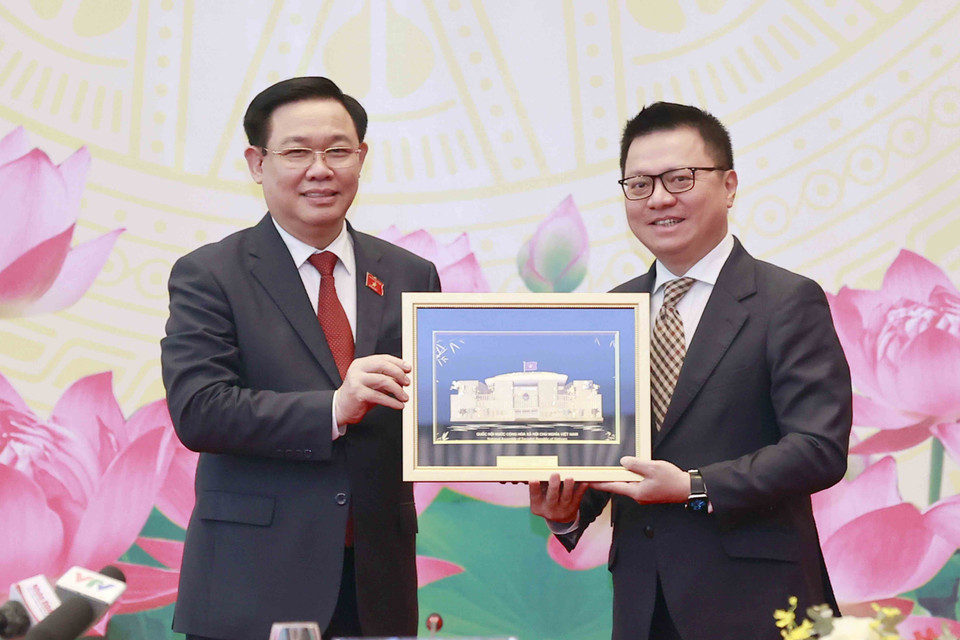 Chủ tịch Quốc hội Vương Đình Huệ tặng quà lưu niệm cho Hội Nhà báo Việt Nam. (Ảnh: Doãn Tấn/TTXVN)