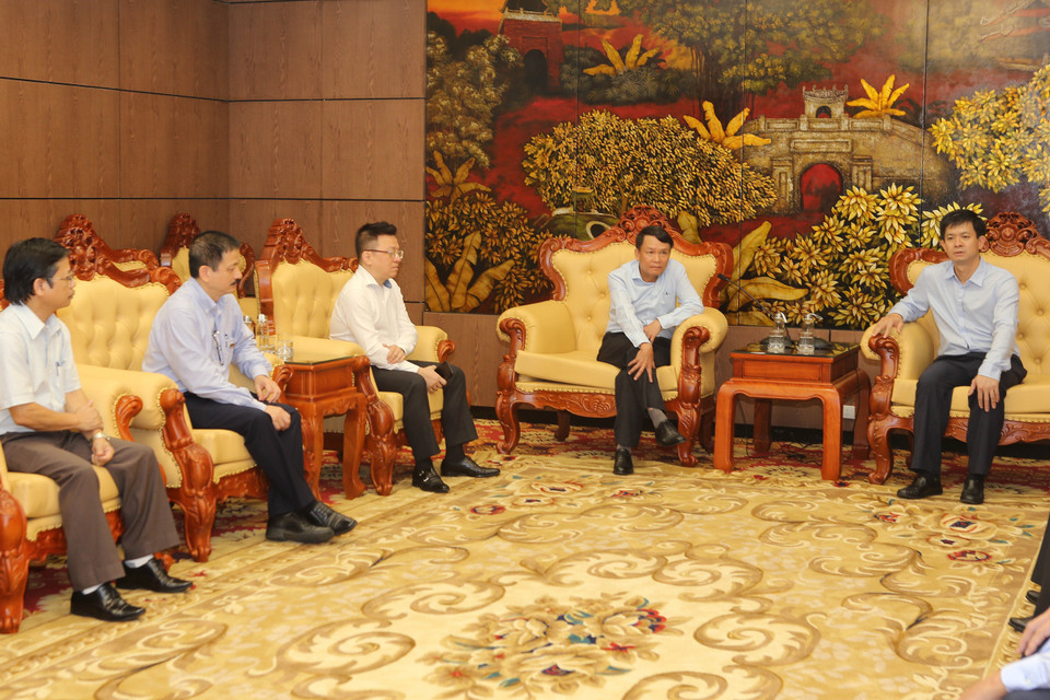 Ông Lê Quang Tùng, Ủy viên Dự khuyết Trung ương Đảng, Bí thư Tỉnh ủy cùng các vị lãnh đạo tỉnh Quảng Trị gặp mặt Đoàn công tác Thông tấn xã Việt Nam. (Ảnh: Hồ Cầu/TTXVN)