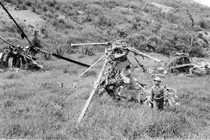 Xác máy bay Mỹ bị Quân Giải phóng bắn rơi trong Chiến dịch Đường 9-Khe Sanh. (Ảnh: Tư liệu TTXVN)