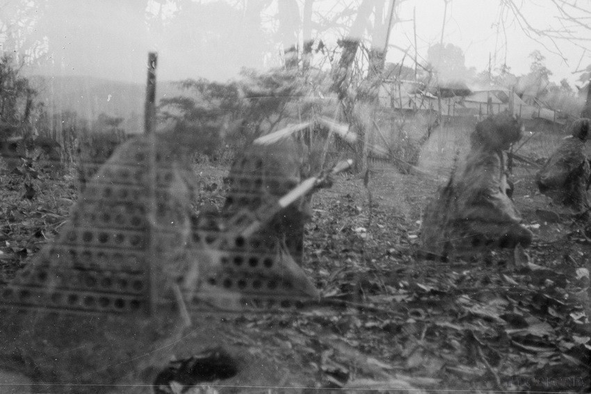 Quân Giải phóng xung phong, tấn công vào đồn địch ở Chi khu quân sự quận lỵ Hướng Hóa. (Ảnh: Tư liệu TTXVN)