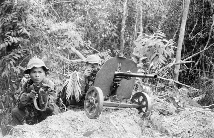 Quân Giải phóng Trị Thiên phục kích, đánh địch rút chạy khỏi Khe Sanh. (Ảnh: Tư liệu TTXVN)