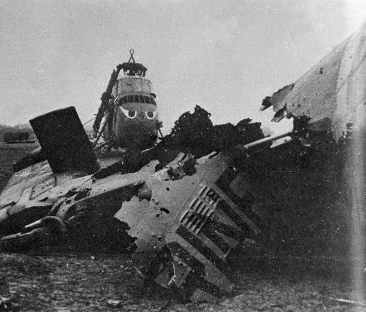 Máy bay lên thẳng và máy bay vận tải của Mỹ đến cứu nguy cho đồng bọn ở Tà Cơn bị Quân Giải phóng bắn tan xác. (Ảnh: Tư liệu quốc tế/TTXVN)