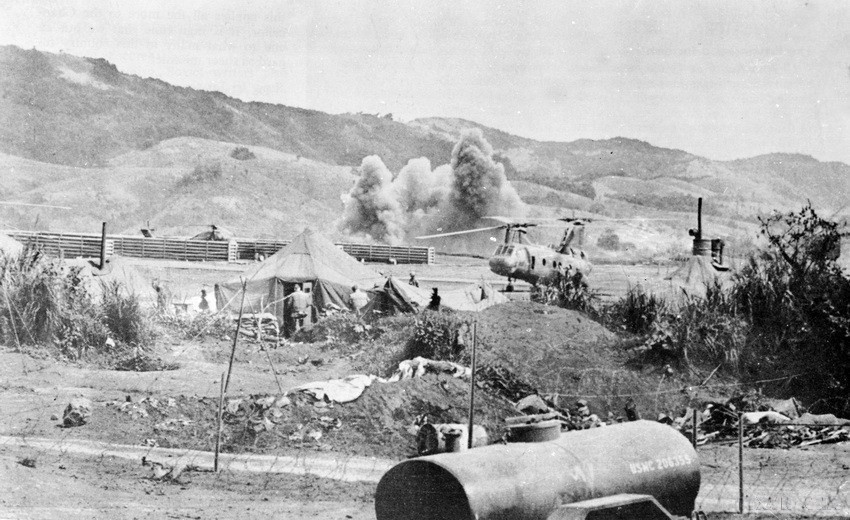 Căn cứ Mỹ ở Khe Sanh bị Quân Giải phóng pháo kích. (Ảnh: Tư liệu quốc tế/TTXVN)