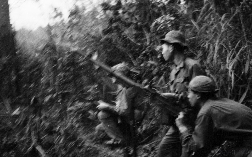 Các chiến sỹ đại đội 8 Quân Qiải phóng Đường 9 dùng súng máy cao xạ chiến đấu với máy bay Mỹ trên điểm cao 689 ở mặt trận Khe Sanh. (Ảnh: Tư liệu TTXVN)