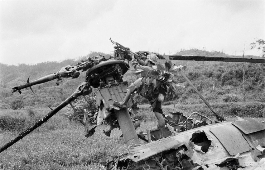 Chiến sỹ Quân Giải phóng Đường 9 dùng xác máy bay lên thẳng của địch làm bệ tì để bắn máy bay địch. (Ảnh: Tư liệu TTXVN)