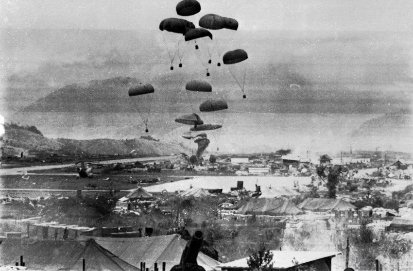 Máy bay thả dù tiếp tế cho lính thủy đánh bộ Mỹ đang bị Quân Giải phóng bao vây chặt ở Khe Sanh. (Ảnh: Tư liệu quốc tế/TTXVN)