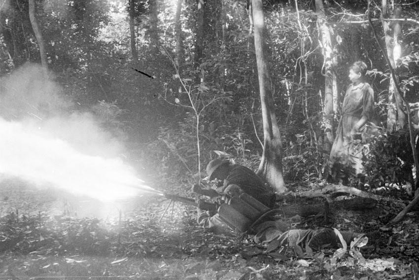 Quân Giải phóng Trị Thiên dồn dập trút bão lửa vào căn cứ địch. (Ảnh: Tư liệu TTXVN)