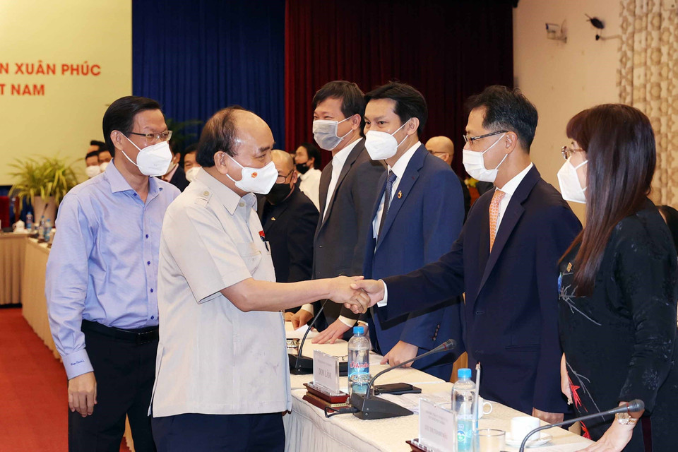 Chủ tịch nước Nguyễn Xuân Phúc với các đại biểu tham dự buổi gặp mặt. (Ảnh: Thống Nhất/TTXVN)