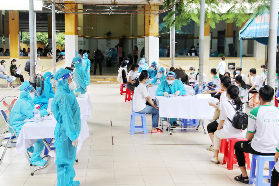 Điểm tiêm tại Trường Tiểu học Thị trấn Củ Chi (huyện Củ Chi) diễn ra trật tự, an toàn. (Ảnh: Thu Hương/TTXVN)