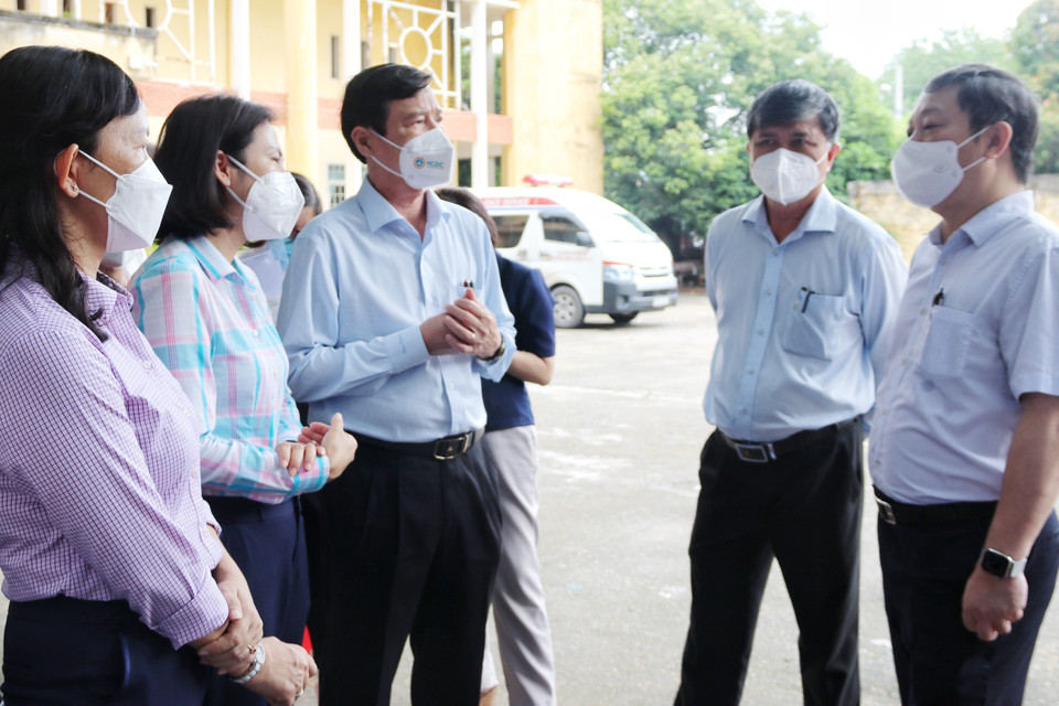 Phó Chủ tịch UBND Thành phố Hồ Chí Minh Dương Anh Đức (ngoài cùng, bên phải) cùng Giám đốc Sở Giáo dục và Đào tạo Thành phố Hồ Chí Minh Nguyễn Văn Hiếu (ở giữa) tới kiểm tra điểm tiêm vaccine phòng COVID-19 cho học sinh tại huyện Củ Chi. Ảnh: Thu Hương - TTXVN