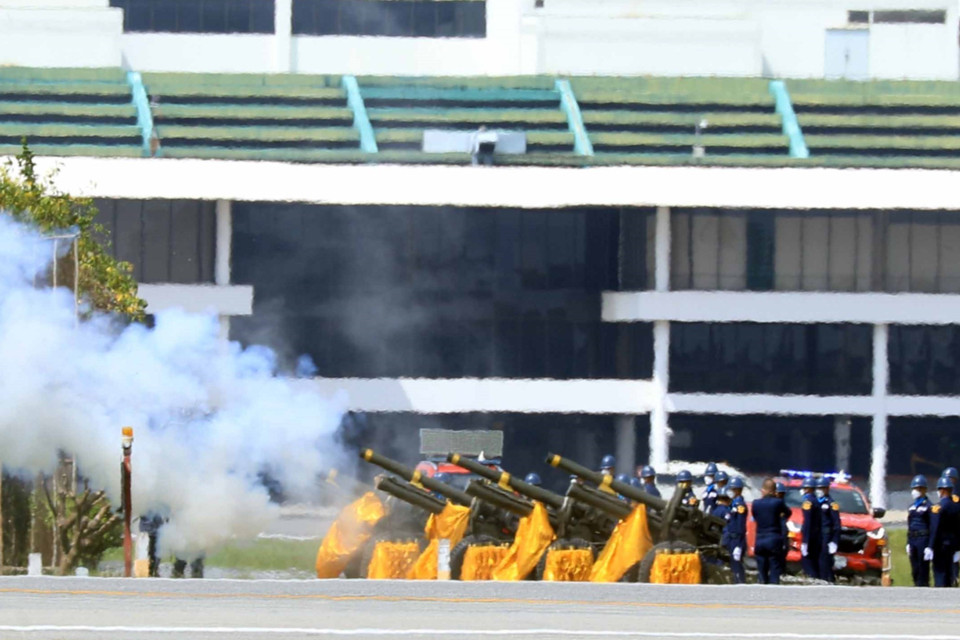 Chính phủ Thái Lan tổ chức nghi thức bắn đại bác chào đón Chủ tịch nước Nguyễn Xuân Phúc và Phu nhân sang thăm chính thức Vương quốc Thái Lan tại Sân bay Không quân Hoàng gia. (Ảnh: Thống Nhất/TTXVN)