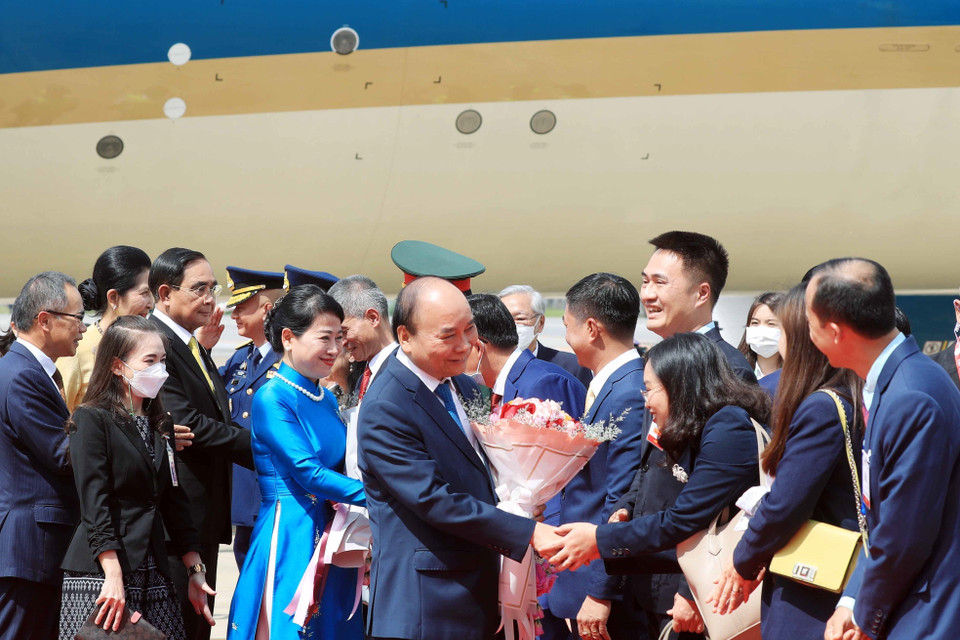 Đông đảo cán bộ, nhân viên Đại sứ quán và cộng đồng người Việt Nam tại Thái Lan đón Chủ tịch nước Nguyễn Xuân Phúc và Phu nhân tại Sân bay Không quân Hoàng gia Thái Lan. (Ảnh: Thống Nhất/TTXVN)