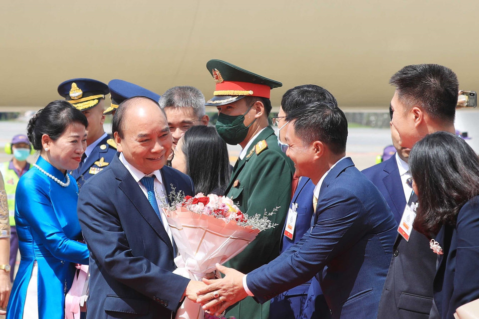 Đông đảo cán bộ, nhân viên Đại sứ quán và cộng đồng người Việt Nam tại Thái Lan đón Chủ tịch nước Nguyễn Xuân Phúc và Phu nhân tại Sân bay Không quân Hoàng gia Thái Lan. (Ảnh: Thống Nhất/TTXVN)