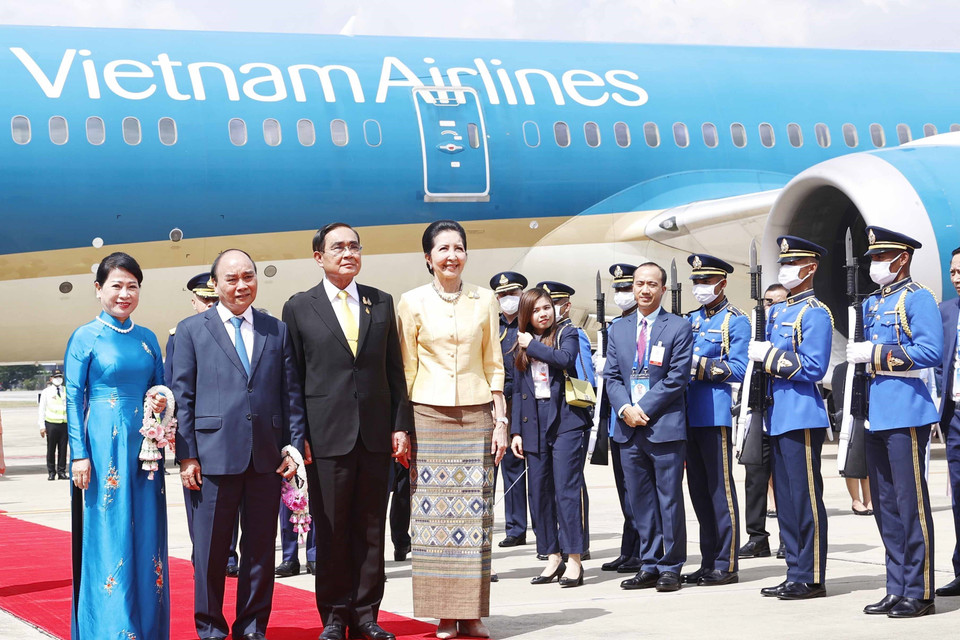 Thủ tướng Thái Lan Prayut Chan-o-cha và Phu nhân đón Chủ tịch nước Nguyễn Xuân Phúc và Phu nhân tại Sân bay Không quân Hoàng gia Thái Lan. (Ảnh: Thống Nhất/TTXVN)