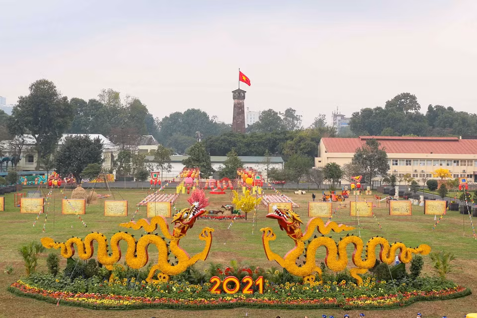 Đón Xuân mới Tân Sửu 2021, Hoàng Thành Thăng Long được trang trí rực rỡ. (Ảnh: Thanh Tùng/TTXVN)
