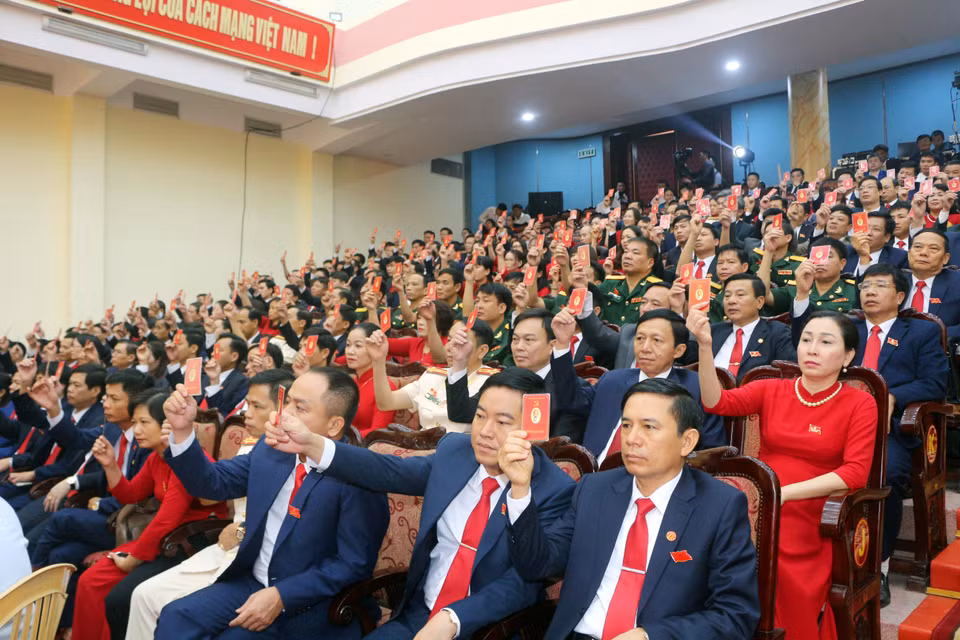 Các đại biểu biểu quyết thông qua Ban chấp hành Đảng bộ tỉnh Hà Nam lần thứ XX, nhiệm kỳ 2020-2025. (Ảnh Đại Nghĩa/TTXVN)