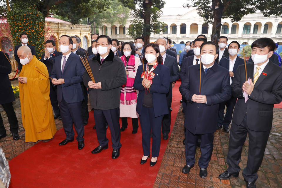 Chủ tịch Quốc hội Vương Đình Huệ và đại biểu dâng hương khai xuân tại Điện Kính Thiên-Hoàng Thành Thăng Long. (Ảnh: Doãn Tấn/TTXVN)