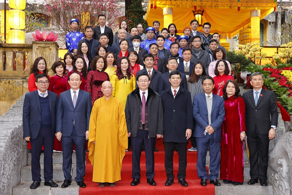 Chủ tịch Quốc hội Vương Đình Huệ với các đại biểu chụp ảnh lưu niệm tại Hoàng thành Thăng Long. (Ảnh: Doãn Tấn/TTXVN)