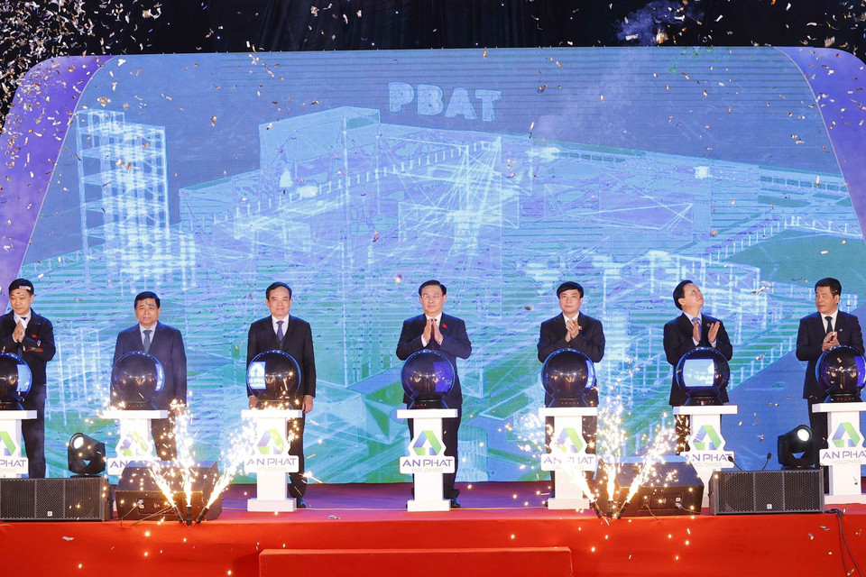 Chủ tịch Quốc hội Vương Đình Huệ và các đại biểu thực hiện nghi thức động thổ. (Ảnh: Doãn Tấn/TTXVN)