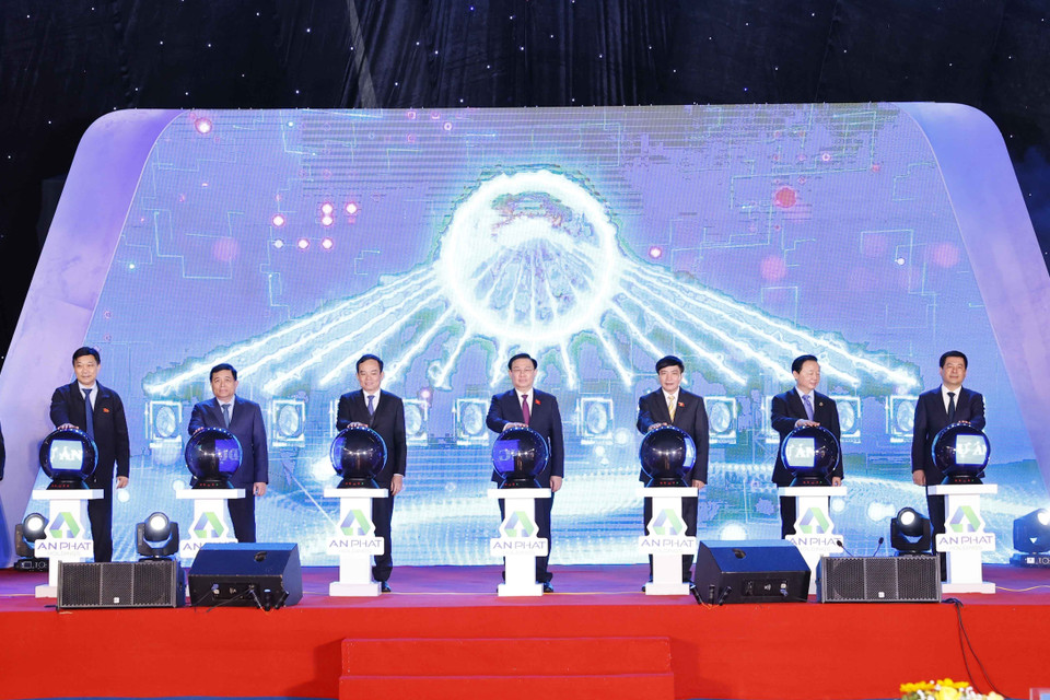 Sáng 9/2, tại thành phố Hải Phòng, Chủ tịch Quốc hội Vương Đình Huệ dự Lễ động thổ Dự án xây dựng Nhà máy sản xuất chất dẻo phân hủy sinh học PBAT của Tập đoàn An Phát Holdings. (Ảnh: Doãn Tấn/TTXVN)