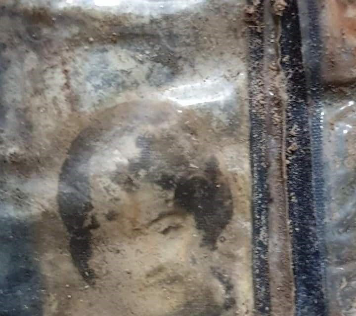 Ngày 4/8/2020, Hội cựu chiến binh huyện Dầu Tiếng (Bình Dương) phối hợp với Ban chỉ huy quân sự huyện tổ chức khai quật và quy tập được 2 bộ hài cốt liệt sỹ cùng nhiều di vật tại Nông trường cao su Minh Hòa, thuộc xã Minh Hòa, huyện Dầu Tiếng. Tấm ảnh được chôn cùng 2 bộ hài cốt liệt sỹ. (Ảnh: Huyền Trang/TTXVN)