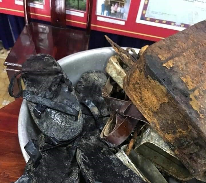 Các di vật được phát hiện chung với 2 bộ hài cốt liệt sỹ. (Ảnh: Huyền Trang/TTXVN)