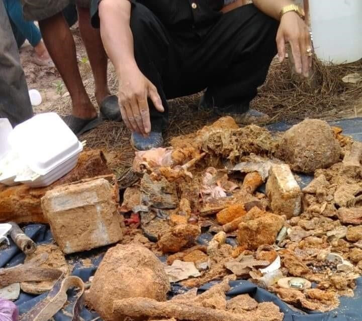 Đội quy tập hài cốt liệt sỹ huyện Dầu Tiếng tổ chức cất bốc được 2 bộ xương có hộp sọ sát liền nhau, 2 khẩu súng CKC (có 1 lưỡi lê), 2 đôi dép cao su dây chéo, 3 cái ví da có hình vợ con, 2 dây nịt bộ đội, hộp quẹt, bút bi, 1 trái lựu đạn, 1 số viên đạn CKC. (Ảnh: Huyền Trang/TTXVN)