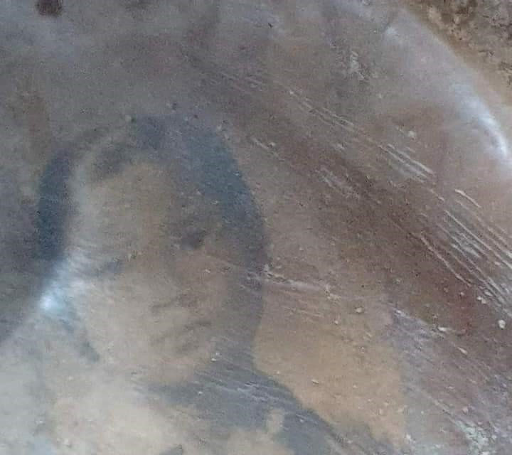 Ngày 3/8, một số công nhân Nông trường cao su Minh Hòa trong lúc đào gốc cây cao su đã phát hiện một hố chôn hài cốt. Tấm ảnh được chôn cùng 2 bộ hài cốt liệt sỹ. (Ảnh: Huyền Trang/TTXVN)