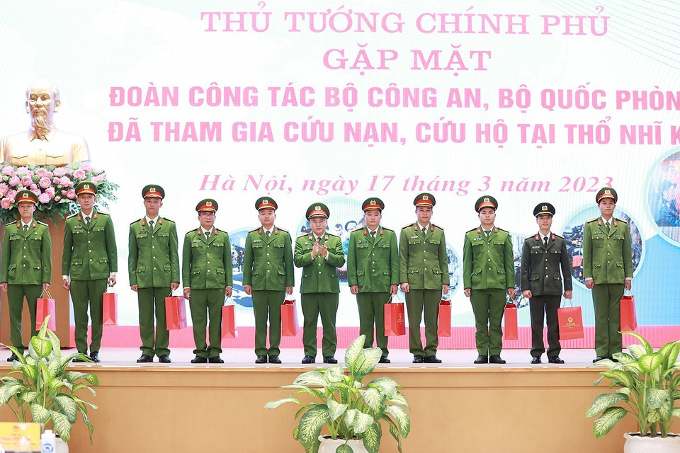 Thứ trưởng Bộ Công an Nguyễn Văn Long tặng quà cho các cá nhân. (Ảnh: Dương Giang/TTXVN)