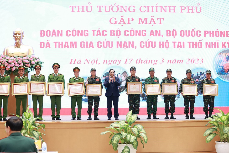 Thủ tướng Phạm Minh Chính trao Bằng khen tặng các cá nhân hoàn thành xuất sắc nhiệm vụ cứu hộ, cứu nạn tham gia khắc phục hậu quả thảm hoạ động đất tại Thổ Nhĩ Kỳ. (Ảnh: Dương Giang/TTXVN)