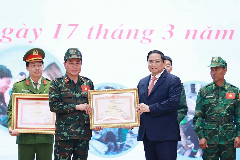 Thủ tướng Phạm Minh Chính trao Bằng khen tặng các tập thể hoàn thành xuất sắc nhiệm vụ cứu hộ, cứu nạn tham gia khắc phục hậu quả thảm hoạ động đất tại Thổ Nhĩ Kỳ. (Ảnh: Dương Giang/TTXVN)