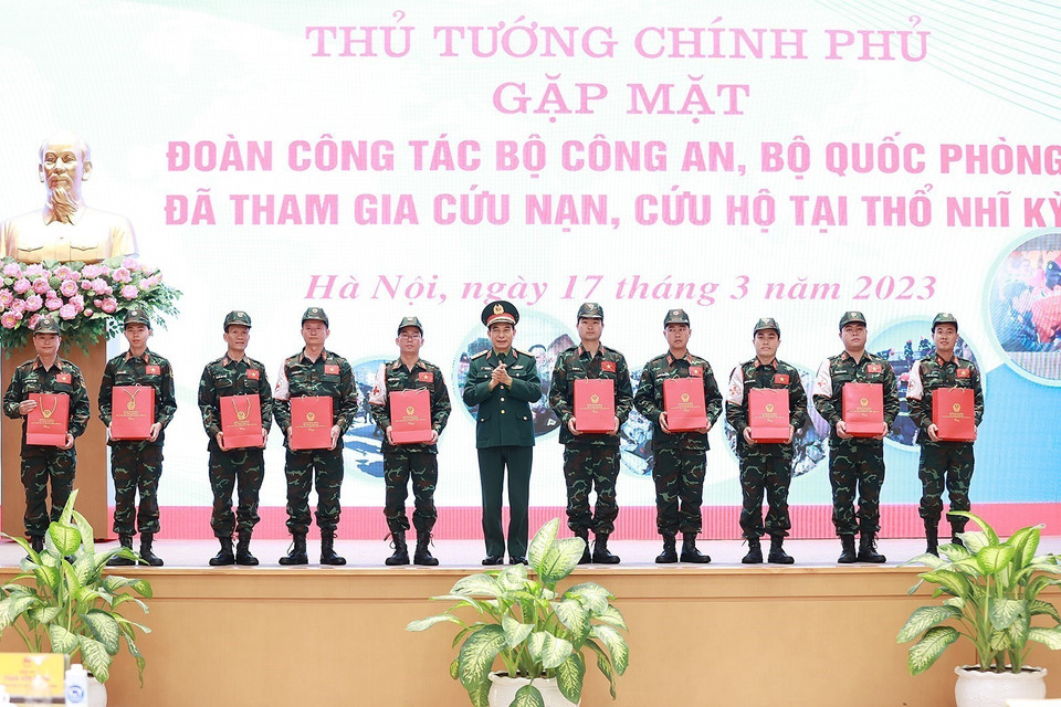 Đại tướng Phan Văn Giang, Bộ trưởng Bộ Quốc phòng tặng quà cho các cá nhân. (Ảnh: Dương Giang/TTXVN)