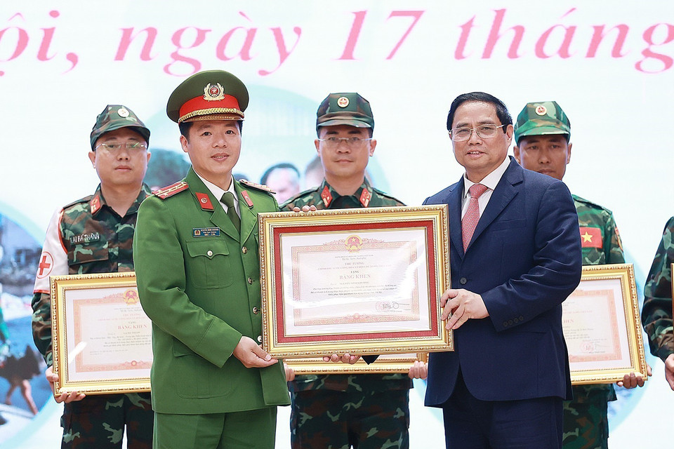 Thủ tướng Phạm Minh Chính trao Bằng khen tặng các cá nhân hoàn thành xuất sắc nhiệm vụ cứu hộ, cứu nạn tham gia khắc phục hậu quả thảm hoạ động đất tại Thổ Nhĩ Kỳ. (Ảnh: Dương Giang/TTXVN)