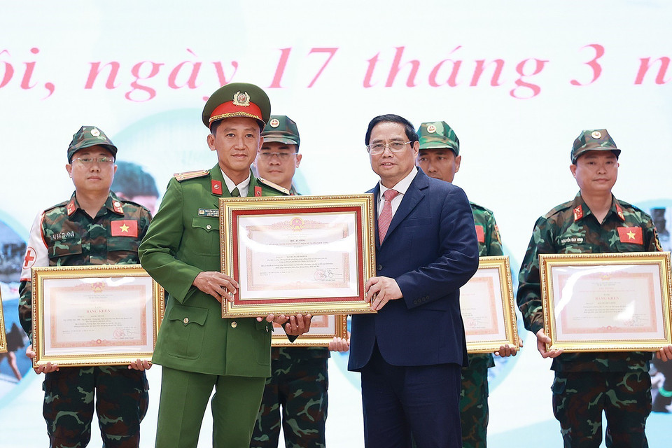Thủ tướng Phạm Minh Chính trao Bằng khen tặng các cá nhân hoàn thành xuất sắc nhiệm vụ cứu hộ, cứu nạn tham gia khắc phục hậu quả thảm hoạ động đất tại Thổ Nhĩ Kỳ. (Ảnh: Dương Giang/TTXVN)