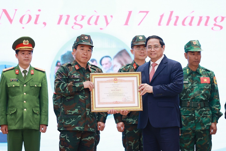 Thủ tướng Phạm Minh Chính trao Bằng khen tặng các cá nhân hoàn thành xuất sắc nhiệm vụ cứu hộ, cứu nạn tham gia khắc phục hậu quả thảm hoạ động đất tại Thổ Nhĩ Kỳ. (Ảnh: Dương Giang/TTXVN)