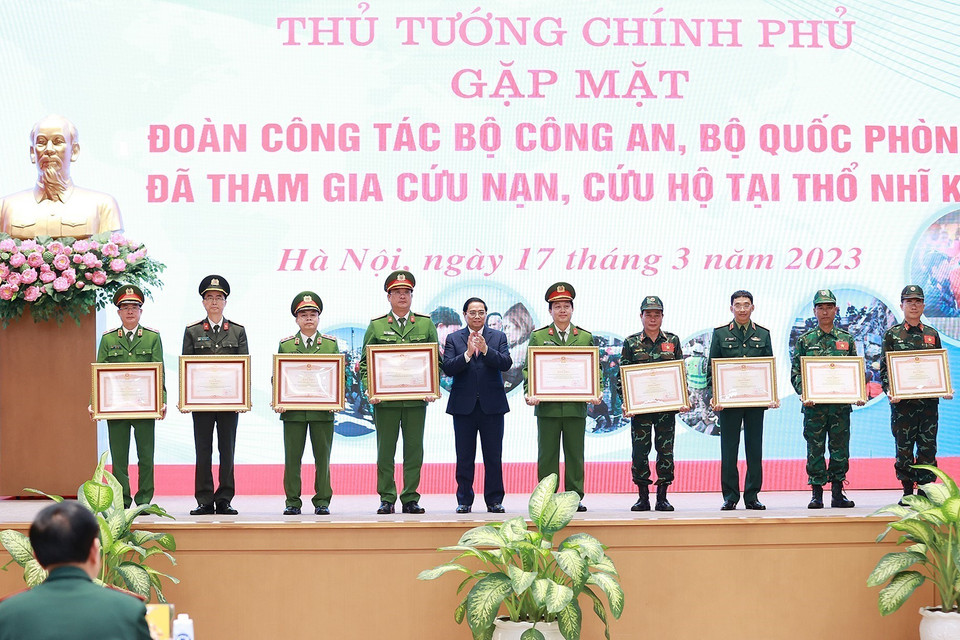 Thủ tướng Phạm Minh Chính trao Bằng khen tặng các tập thể hoàn thành xuất sắc nhiệm vụ cứu hộ, cứu nạn tham gia khắc phục hậu quả thảm hoạ động đất tại Thổ Nhĩ Kỳ. (Ảnh: Dương Giang/TTXVN)