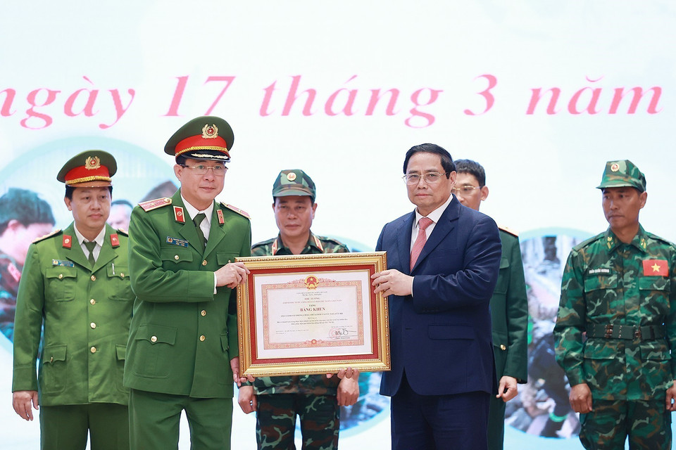 Thủ tướng Phạm Minh Chính trao Bằng khen tặng các tập thể hoàn thành xuất sắc nhiệm vụ cứu hộ, cứu nạn tham gia khắc phục hậu quả thảm hoạ động đất tại Thổ Nhĩ Kỳ. (Ảnh: Dương Giang/TTXVN)