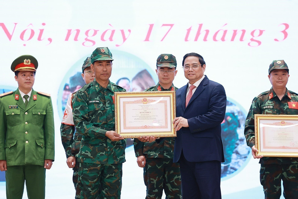 Thủ tướng Phạm Minh Chính trao Bằng khen tặng các cá nhân hoàn thành xuất sắc nhiệm vụ cứu hộ, cứu nạn tham gia khắc phục hậu quả thảm hoạ động đất tại Thổ Nhĩ Kỳ. (Ảnh: Dương Giang/TTXVN)