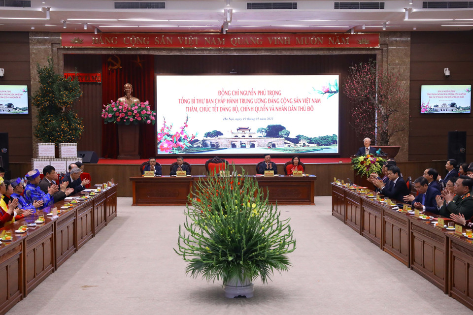 Quang cảnh Tổng Bí thư Nguyễn Phú Trọng chúc Tết Đảng bộ, chính quyền và nhân dân Thủ đô Hà Nội. (Ảnh: Văn Điệp/TTXVN)