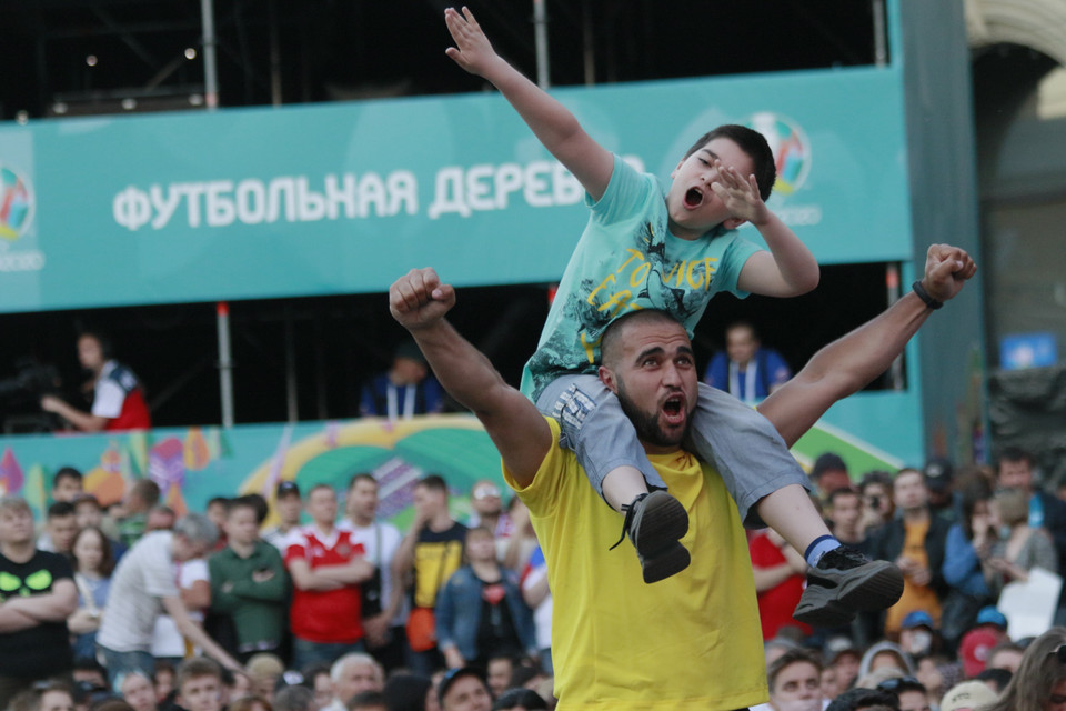 Cảm xúc thăng hoa của các cổ động viên EURO 2020. (Ảnh: Trần Hiếu/TTXVN)