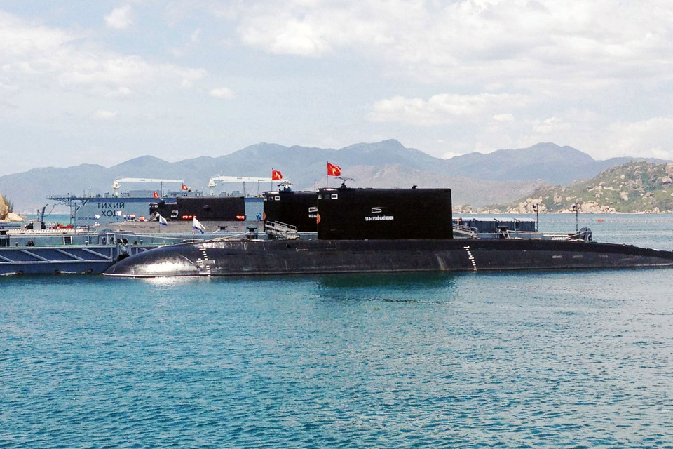 Để bảo vệ Tổ quốc trong bối cảnh mới hiện nay, việc tăng cường quốc phòng, giữ vững an ninh quốc gia, trật tự, an toàn xã hội là nhiệm vụ trọng yếu, thường xuyên của Đảng, Nhà nước và toàn dân, trong đó Quân đội nhân dân và Công an nhân dân là lực lượng nòng cốt, được trang bị kỹ thuật từng bước hiện đại. Trong ảnh: Lữ đoàn Tàu ngầm 189 Hải quân với các tàu ngầm lớp kilo 636 hiện đại, sẵn sàng bảo vệ vùng biển, đảo của Tổ quốc. (Ảnh: Tiên Minh/TTXVN)
