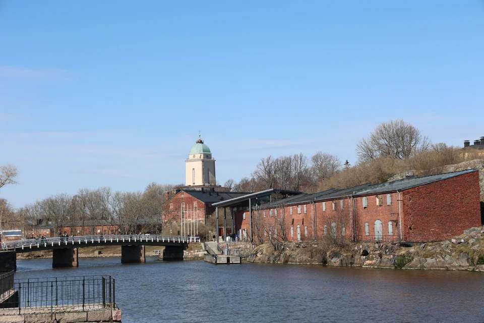 Pháo đài Suomenlinna (tên cũ là Sveaborg) là một pháo đài cổ rộng lớn, nằm trên quần đảo nhỏ ngoài khơi Helsinki, Phần Lan, được xây dựng từ năm 1748. Pháo đài Suomenlinna được UNESCO công nhận là Di sản Văn hóa Thế giới vào năm 1991. Với kiến trúc nguy nga, tráng lệ, pháo đài Suomenlinna chính là điểm đến không thể bỏ qua khi du lịch Phần Lan. (Ảnh: Diệp Trương/TTXVN)