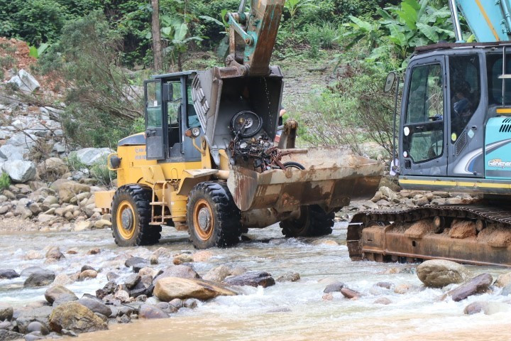 Một xác xe máy được tìm thấy tại hiện trường. (Ảnh: Đỗ Trưởng/TTXVN)