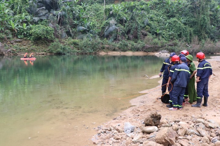 Công an tỉnh Thừa Thiên-Huế sử dụng máy camera dò tìm dưới nước tại vũng nước sâu khu vực bãi bồi thứ nhất. (Ảnh: Đỗ Trưởng/TTXVN)