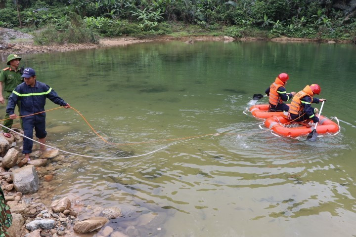 Công an tỉnh Thừa Thiên-Huế sử dụng máy camera dò tìm dưới nước tại vũng nước sâu khu vực bãi bồi thứ nhất. (Ảnh: Đỗ Trưởng/TTXVN)